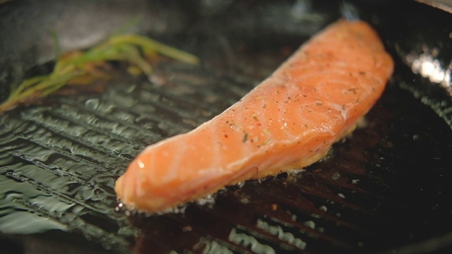 鱼烹饪食谱鲑鱼鳟鱼煎烤平底锅视频素材