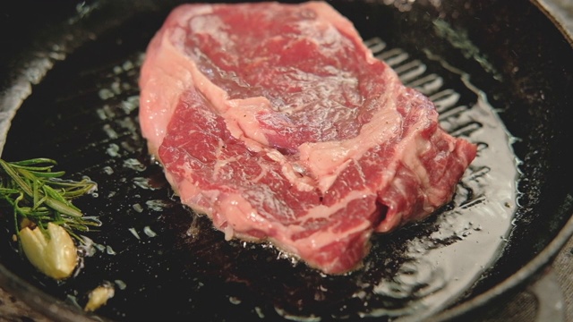 餐厅饭菜煮肉牛排猪肉里脊烤视频素材