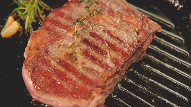 餐厅饭菜煮肉牛排猪肉里脊烤视频素材