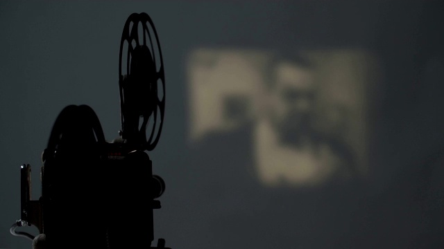 8毫米电影放映机老式复古老式电影院在暗室，4K DCI视频下载