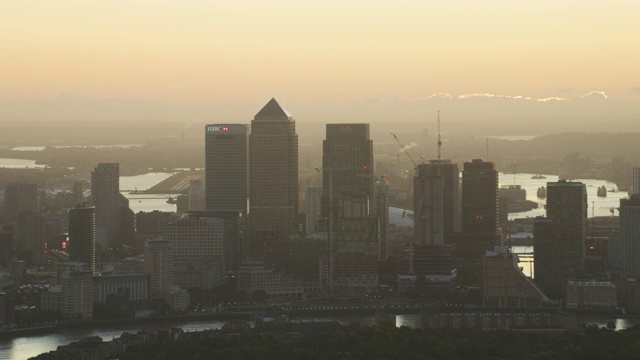 鸟瞰日出金丝雀码头公司摩天大楼伦敦视频素材
