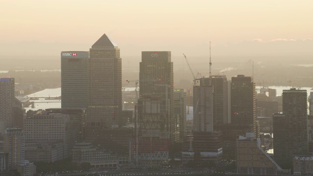 鸟瞰伦敦金丝雀码头商业摩天大楼视频素材