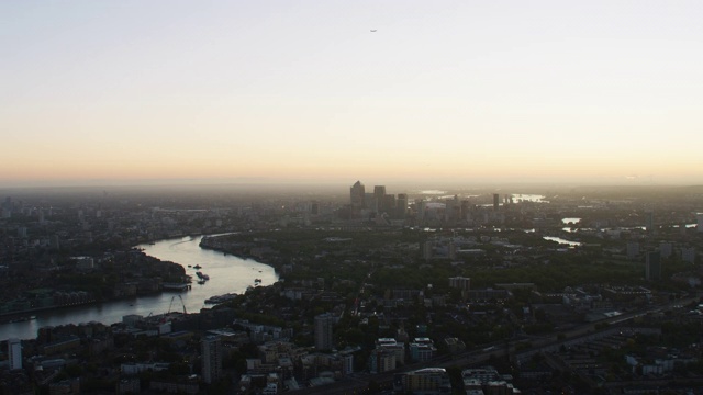 鸟瞰日出在金丝雀码头摩天大楼伦敦视频素材