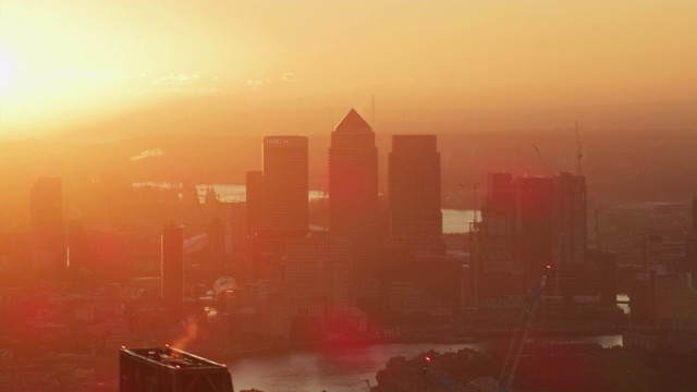 鸟瞰图阳光在金丝雀码头摩天大楼伦敦视频素材