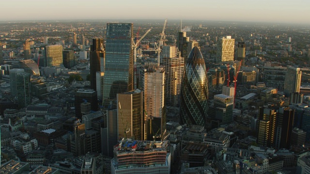 鸟瞰图阳光在伦敦摩天大楼的玻璃外观视频素材
