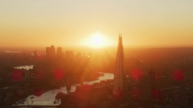 空中日出的伦敦天际线与太阳耀斑视频素材
