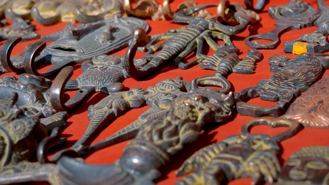 挂印度传统风格衣服的挂钩作为纪念品出售视频下载