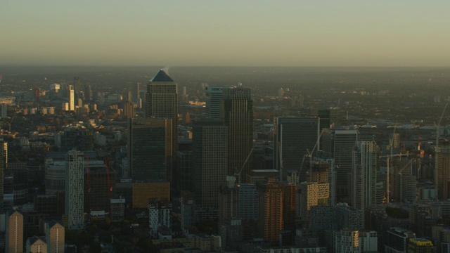 鸟瞰图在日出金丝雀码头港区伦敦视频素材