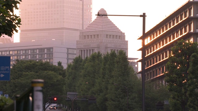 日本东京的国民议会和步行者视频素材