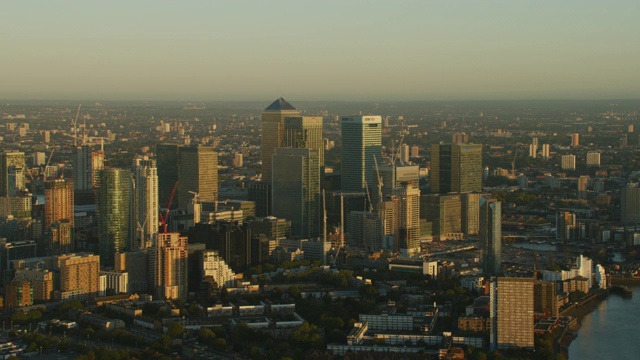鸟瞰日出金丝雀码头城市摩天大楼伦敦视频素材