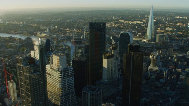 鸟瞰日出时的伦敦摩天大楼和城市景观视频素材