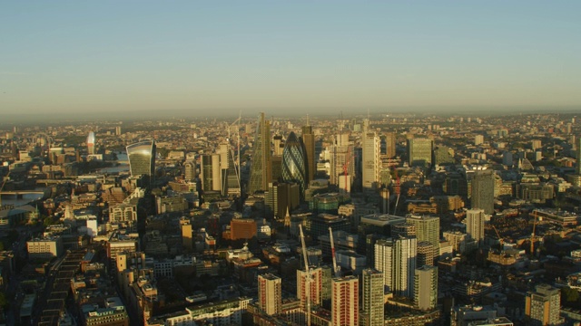空中日出的伦敦城市景观金融区摩天大楼视频素材