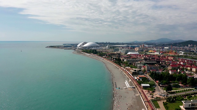 航拍视频拍摄。全景拍摄。索契黑海海岸。Imereti低地。City-resort。海滩区。从上往下看。奥林匹克公园。视频素材