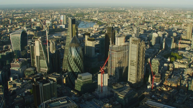 空中日出的伦敦城市景观和金融区视频素材