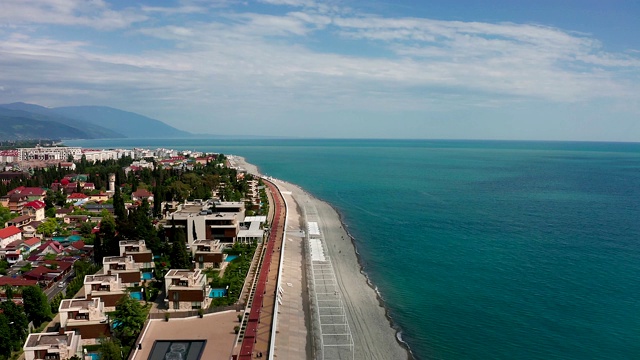 航拍视频拍摄。俄罗斯索契的黑海海岸。山景城。休息和娱乐的地方。在海边的旅馆和房子。康乐和娱乐基础设施。视频素材