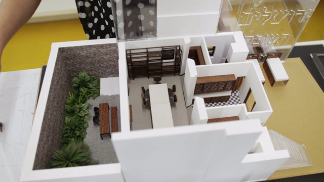 在建筑设计工作室的房子的木材和塑料模型视频下载