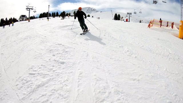 一个年轻人从白雪覆盖的山上滑雪，模型释放，慢动作视频素材