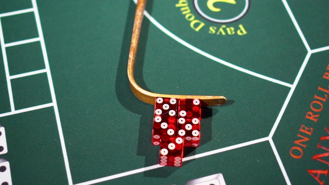 骰子在扑克桌上通过棍子移动视频下载