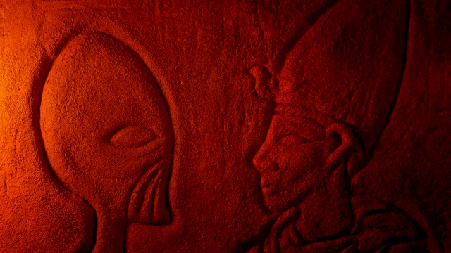 《尘埃坟墓中外星人与人类的雕刻》视频素材