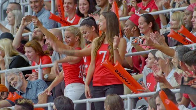 三名年轻的女体育迷在体育场跳舞，为讲坛加油视频下载