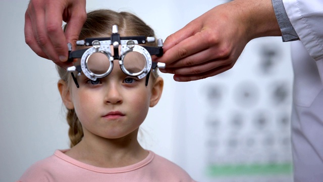 可爱的孩子戴着眼镜检查视力，诊断光学问题视频素材
