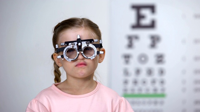在儿童眼科诊所用荧光仪检查眼睛的漂亮女孩视频素材