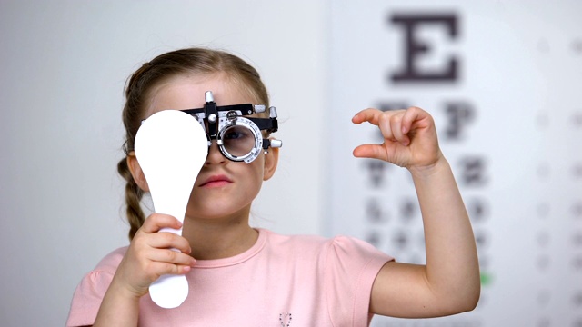儿童用特制眼镜闭眼检查视力，散光诊断视频素材