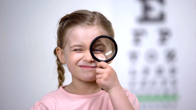 儿童用放大镜检查视力，诊断角膜，视力疾病视频素材