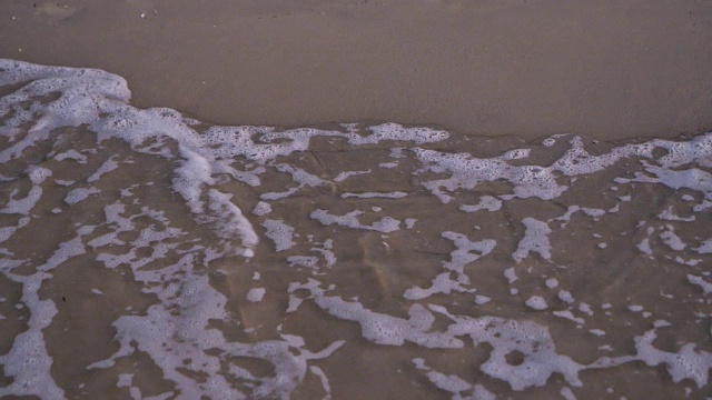 在被海洋删除的沙滩上画回家。视频下载