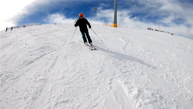 在斜坡上滑雪，滑雪者的前视图做短转弯，动作缓慢视频素材