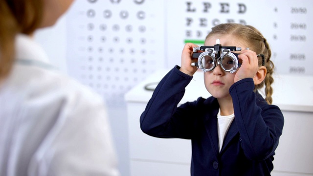 漂亮的小女生去看眼科医生，用光视仪测量视力视频下载