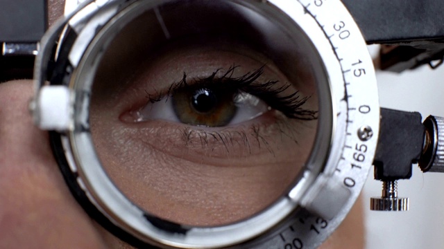 换过晶体的女性眼睛，视力测验，角膜诊断视频下载
