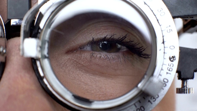 女人眼睛用光学试框特写，检查视力、光学视频下载