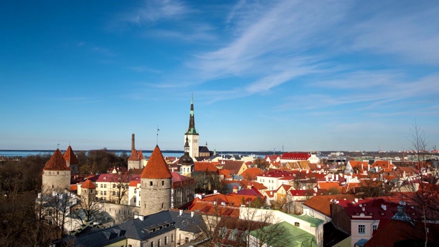 爱沙尼亚塔林中世纪老城鸟瞰图视频下载