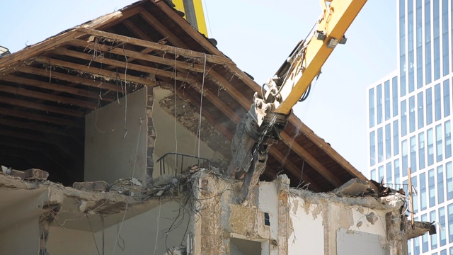 高臂挖掘机拆除房屋视频素材