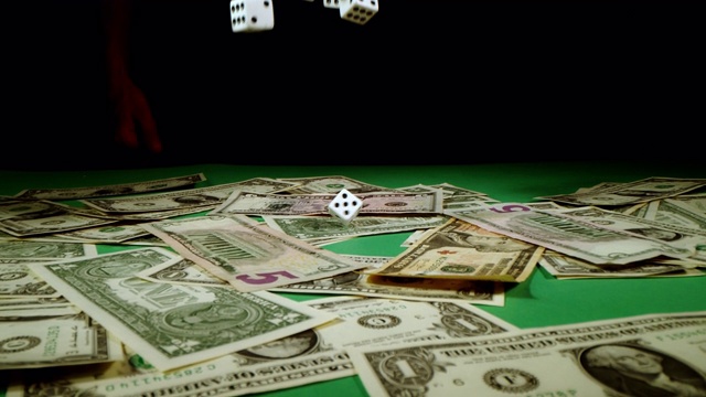 SLO MO dice滚动了一堆美元视频素材