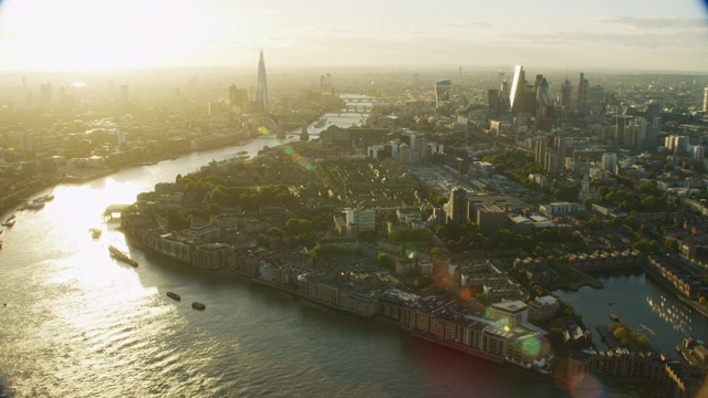 空中日落的伦敦地平线与太阳耀斑视频素材