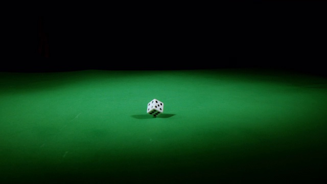 SLO MO玩骰子落在赌桌上视频素材
