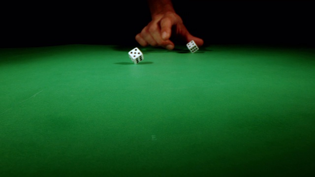 SLO MO在赌桌上掷骰子视频下载