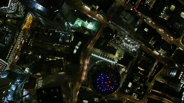 空中屋顶的摩天大楼灯光在晚上伦敦视频素材