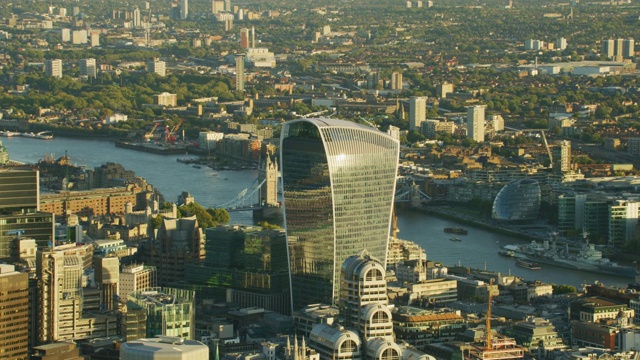 空中日落视图，摩天大楼，泰晤士河，伦敦城市景观视频素材