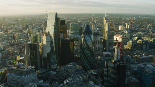 航空日落视图伦敦金融区太阳耀斑视频素材