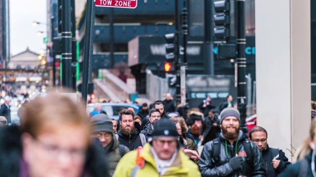 4K时光流逝人群在高峰时间行走在芝加哥，伊利诺斯州，美国，商业和美国文化概念现代建筑之间的街道上视频下载