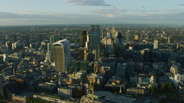 空中日落伦敦金融区玻璃摩天大楼视频素材