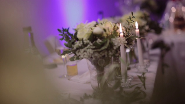 婚礼当天装饰漂亮的桌子。股票视频视频素材