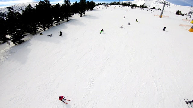 有座位的滑雪缆车，可以俯瞰山坡上的滑雪和滑雪板视频素材