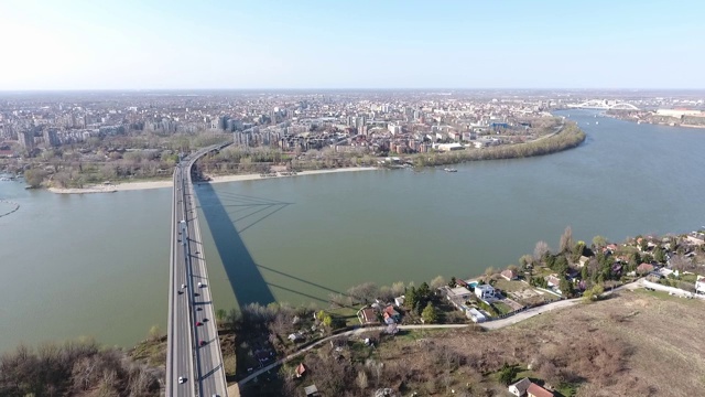 鸟瞰自由或自由桥(塞尔维亚-最slobode)在诺维萨德，塞尔维亚与多瑙河城市街道和汽车驾驶的看法从上面视频下载