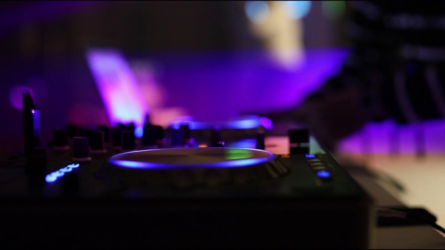 灯光下的DJ混音器视频素材
