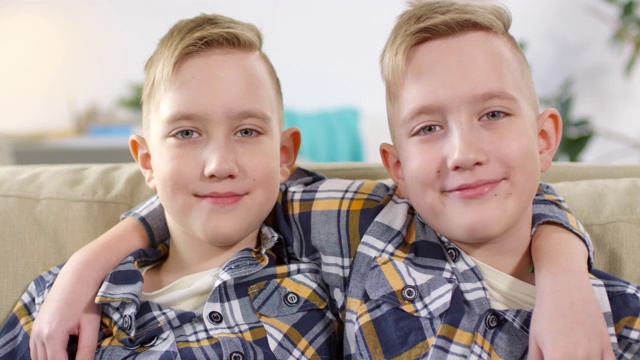 白种双胞胎男孩摆姿势拍照视频下载