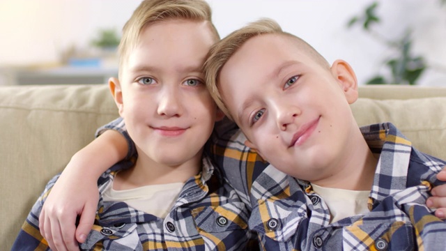 10岁的白种双胞胎摆姿势照相视频下载